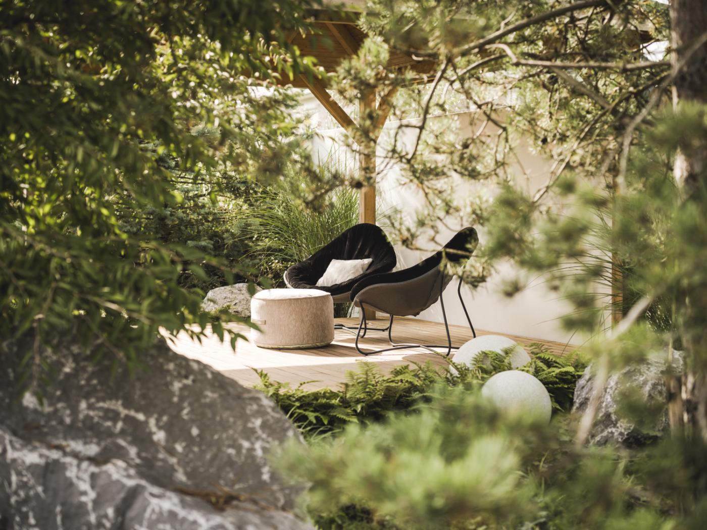 terras met tuinstoelen