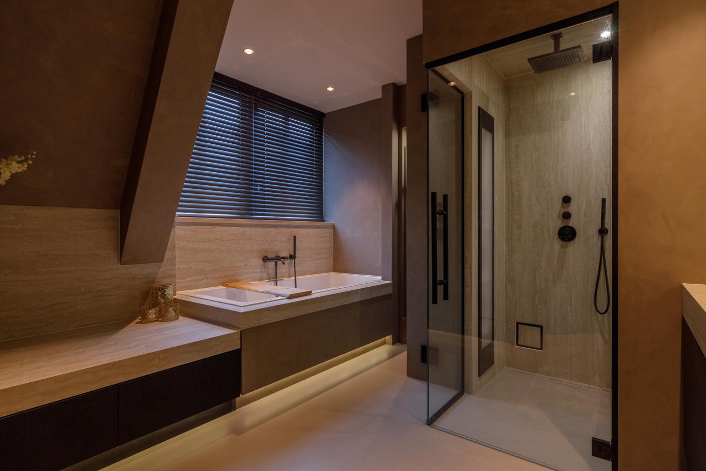 moderne badkamer met douche