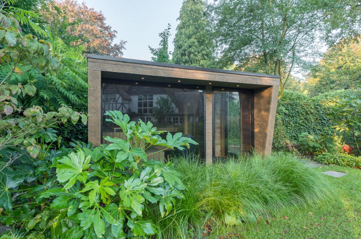 sauna in groene tuin