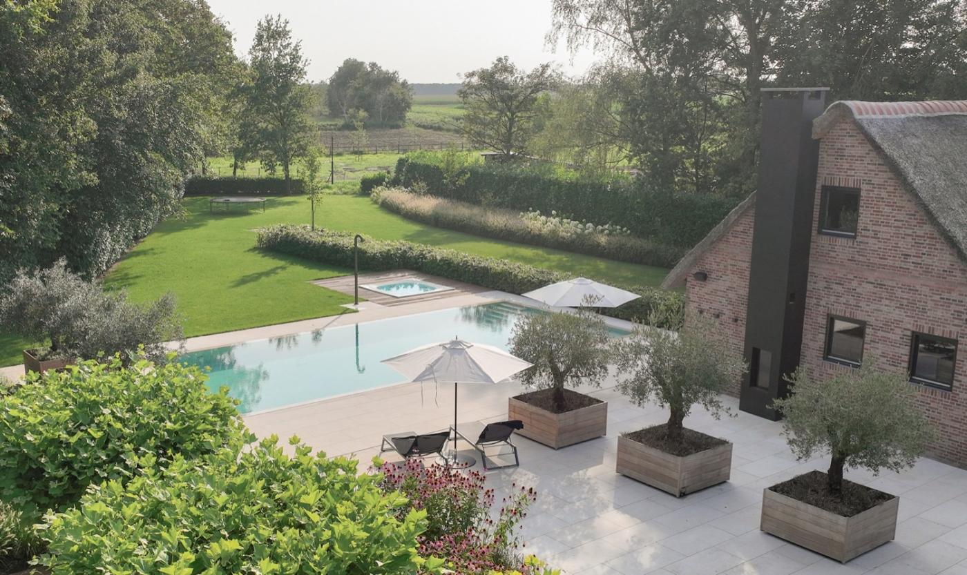 luxe tuin met zwembad en spa