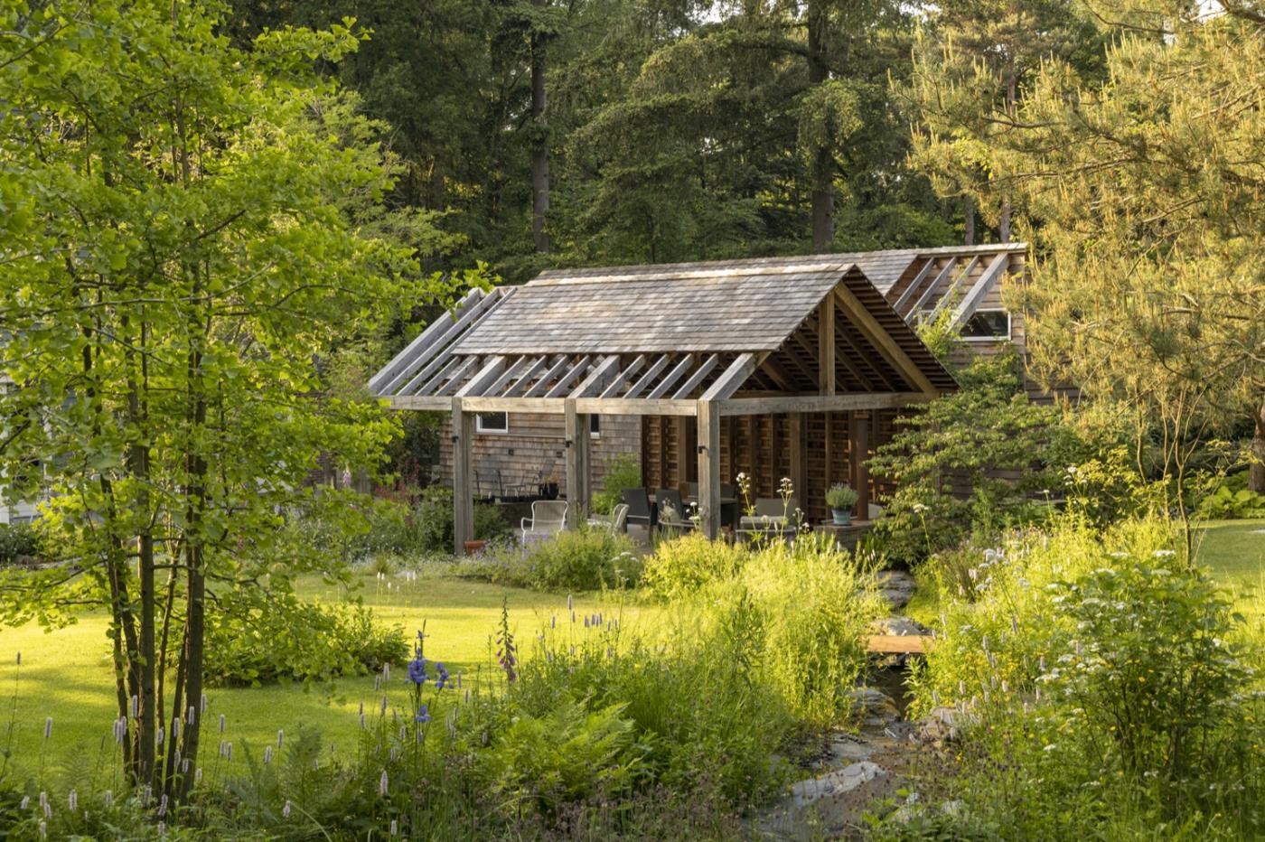 tuin met houten gebouw