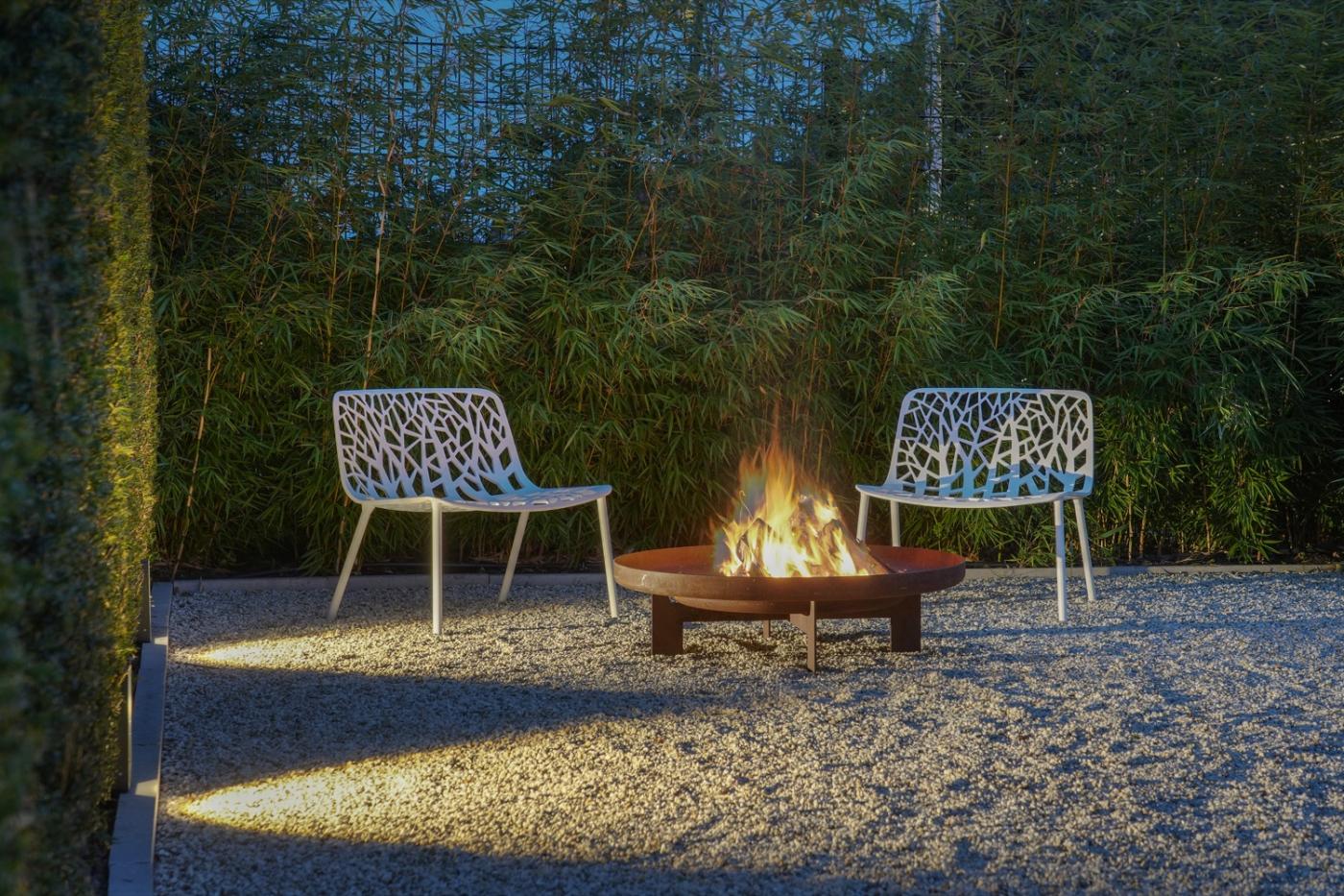 stoelen bij vuurtje