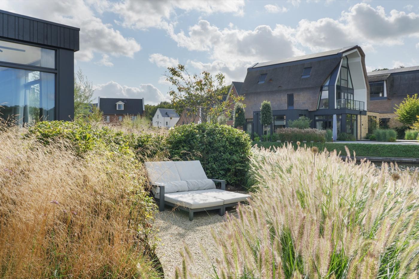 loungestoel op terras