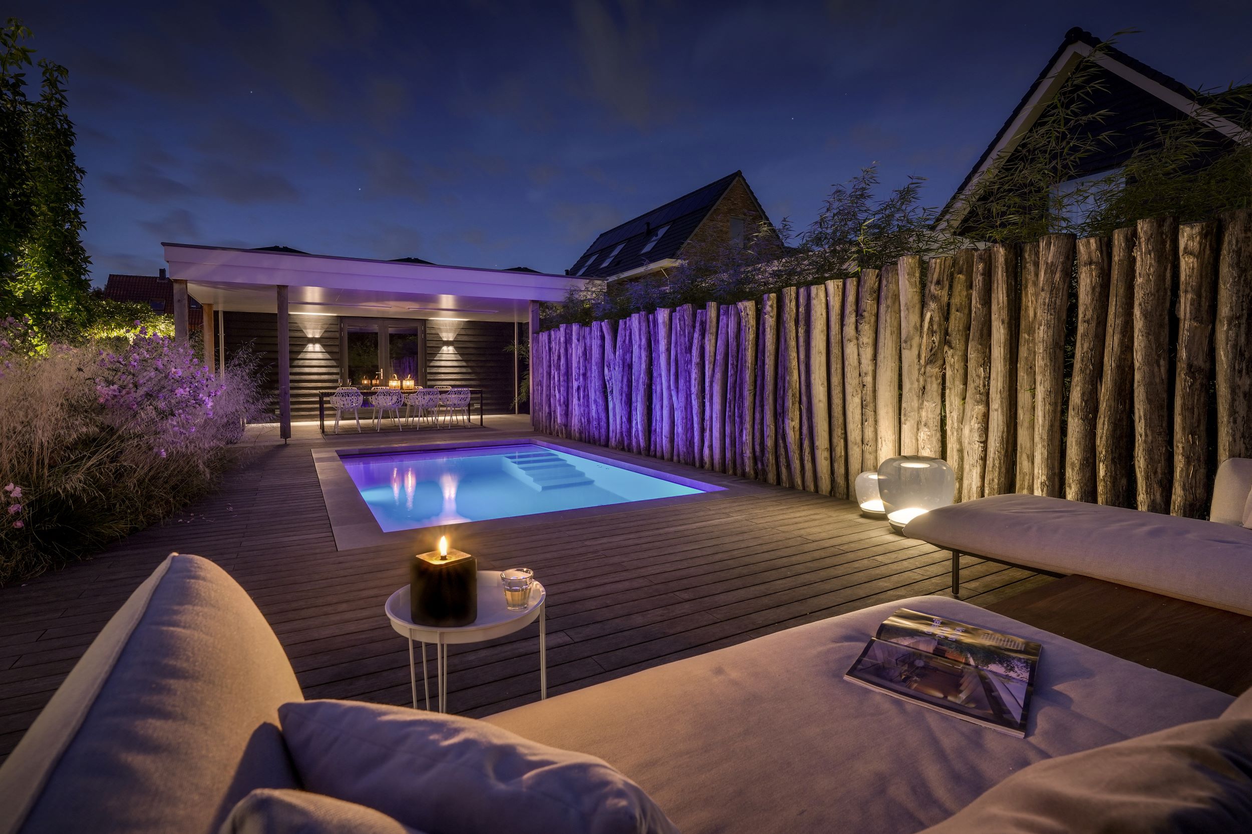 luxe tuin met zwembad